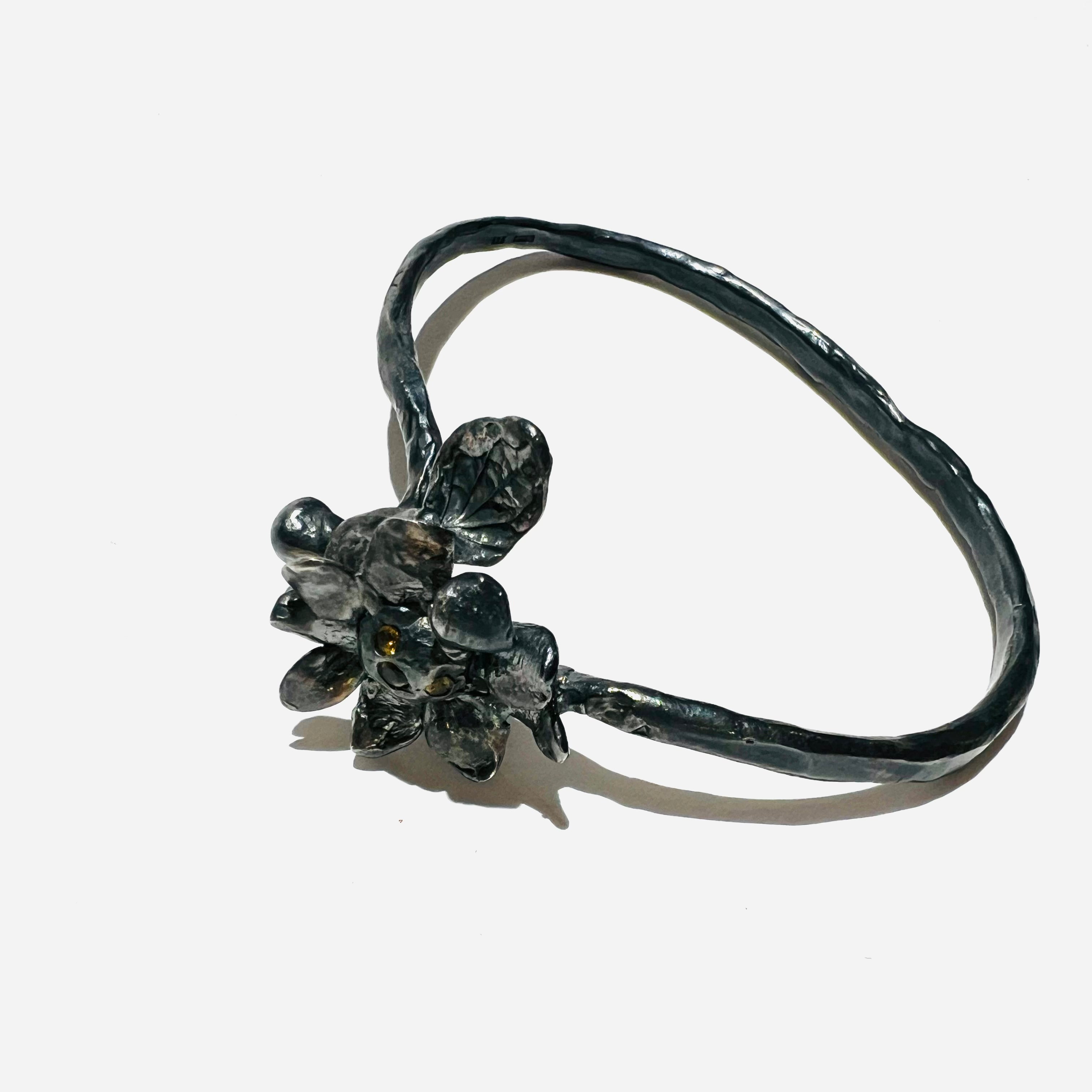 Schwarzeblütenarmband