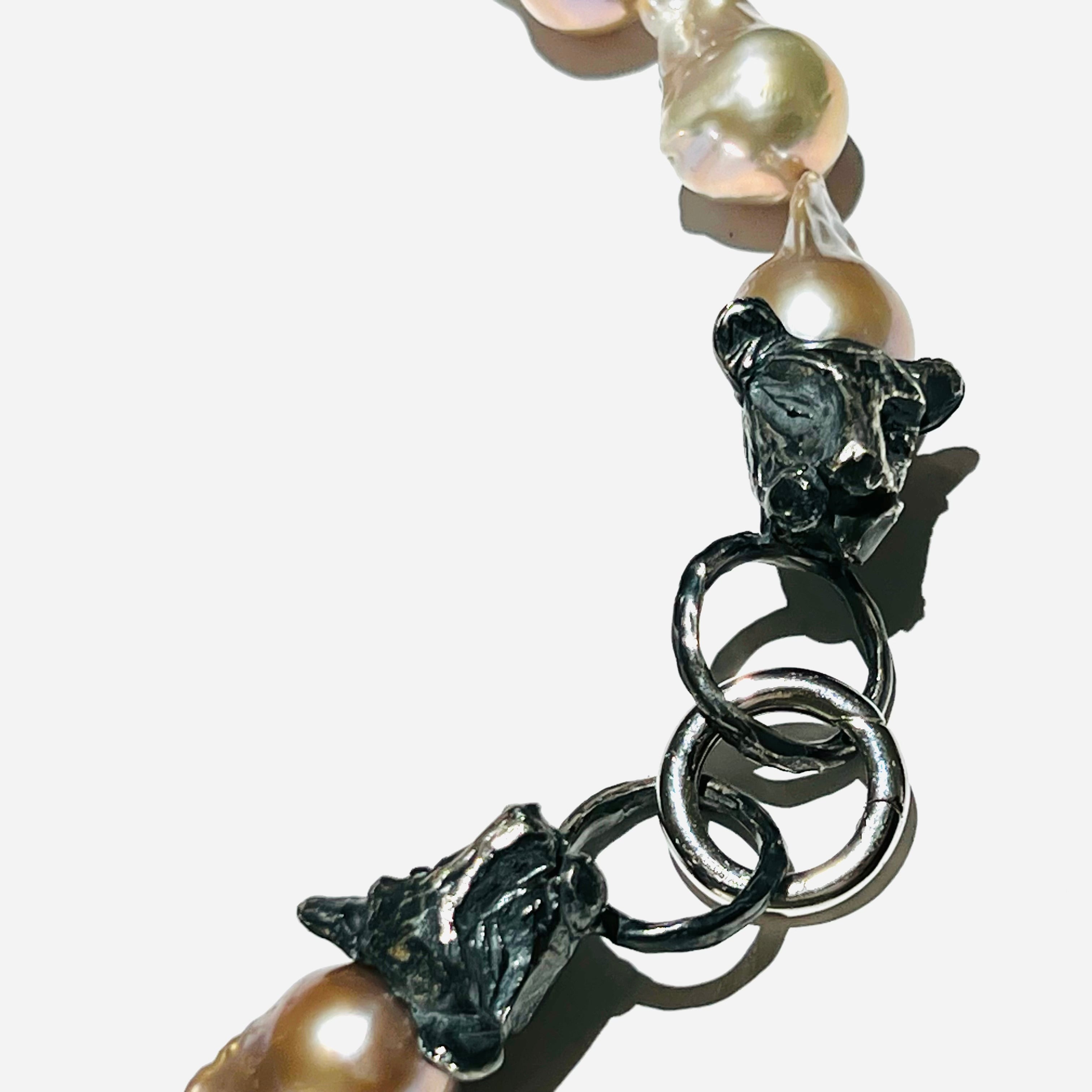 Löwinnenperlenkette